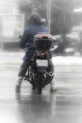 Naklejka premium Motobiker w deszczu