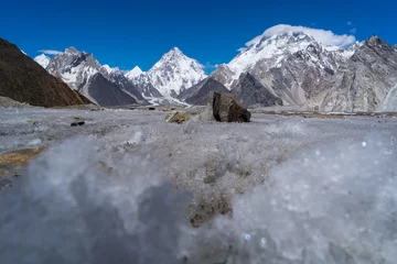 Crédence de cuisine en verre imprimé Gasherbrum Ice texture of Vigne glacier with K2 and Broadpeak mountain back