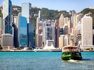 Tuinposter Boot in de haven van Hong Kong. Openbaar vervoer in Hongkong. Zijn © olezzo