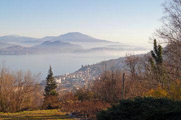 Fototapeta na wymiar Panorama con vista aerea Lago Maggiore scorcio città di Stresa e sfondo montagne Italia