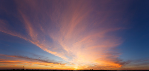 Naklejka premium Piękne niebo zachód słońca z niesamowite kolorowe chmury