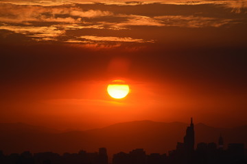 Fototapeta premium Sunset clouds in Santiago Chile