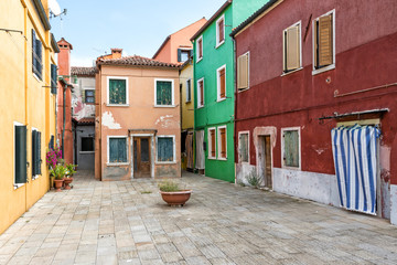 Fototapeta na wymiar Small square with colorful houses in Burano (Italy)