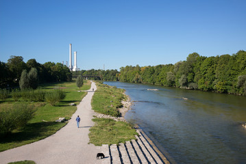 Fototapeta na wymiar Die Isar mit Heizkraftwerk | München 