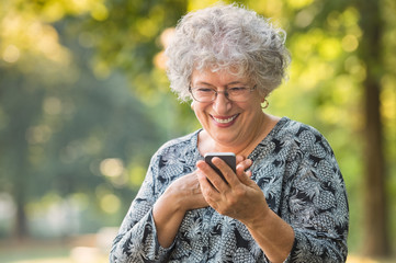 Senior woman receive a message