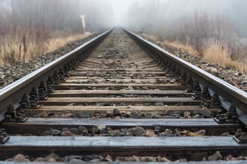 Obraz premium Empty railroad track going into a fog, outdoor landscape