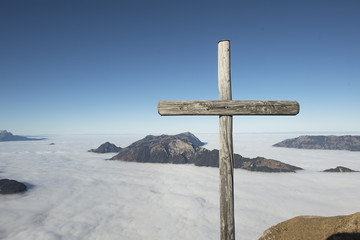 Holzkreuz auf dem Fronalpstock, Schwyz, mit Nebelmeer über der Gegend des Vierwaldstättersees,...