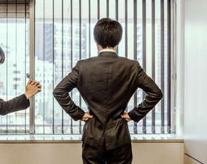 謝罪するビジネスウーマンと怒るビジネスマン
