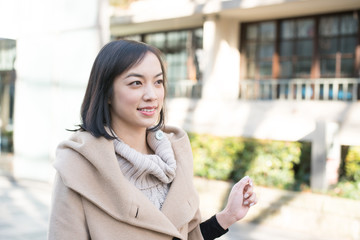 Fototapeta premium 街を歩く女性