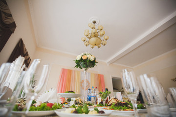 Beautiful flowers in the restaurant on the table. Wedding Banque