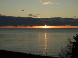 Sonnenaufgang hinter Wolkenband