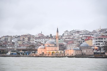 Obraz premium Islamic Mosques and Residences along the Banks of the Bosphorus in Istanbul, Turkey