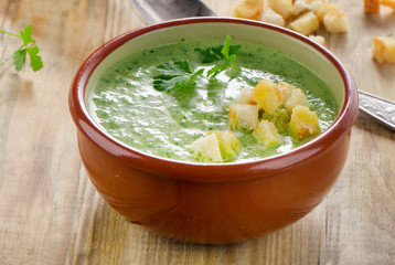 Creamy vegetable soup with  croutons .