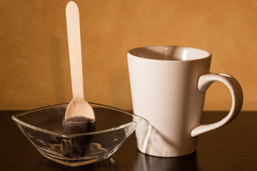 Colazione con latte caldo ed un cucchiaino di cioccolato fondente