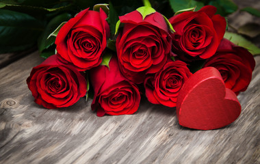 Fototapeta na wymiar Red roses and heart