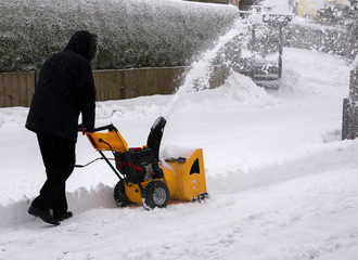 Obraz premium Schnee mit Schneefräse beseitigen