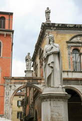 Fototapeta na wymiar The statue of the famous italian poet Dante Alighieri
