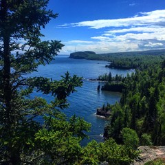 Fototapeta na wymiar Lake Superior cliffside