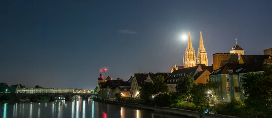 Nachtaufnahme von Regensburg mit Mond neben dem Dom © stgrafix