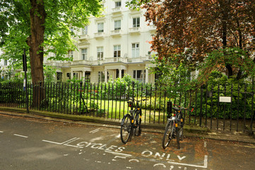 Obraz premium Cycles in Queen's Garden, City of Westminster, London