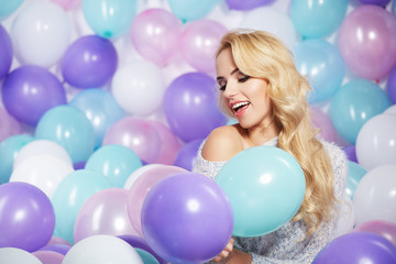Fototapeta na wymiar Beautiful woman with colored balloons