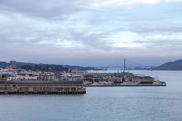 Fototapeta premium Fishermens Wharf with Golden Gate Bridge