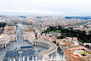 サン・ピエトロ大聖堂の上から見るサン・ピエトロ広場とローマの町並み（イタリア、バチカン市国）