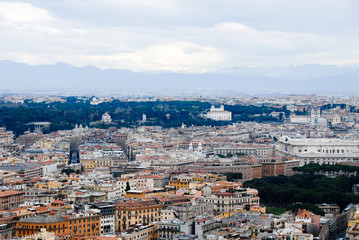 Naklejka premium サン・ピエトロ大聖堂の上から見るローマの街並み（イタリア、バチカン市国）