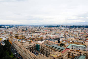 サン・ピエトロ大聖堂の上から見るバチカン美術館とローマの町並み（イタリア、バチカン市国）