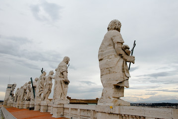 Fototapeta premium サン・ピエトロ大聖堂 屋根の上の彫像（バチカン市国）