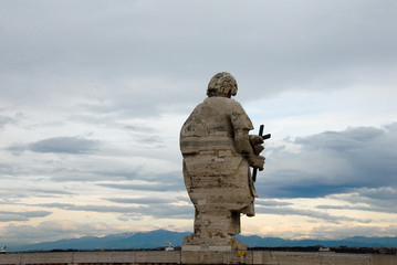 Fototapeta premium サン・ピエトロ大聖堂 屋根の上の彫像（バチカン市国）
