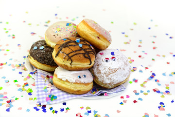 Faschingskrapfen und Konfetti