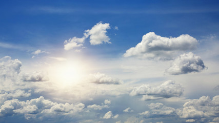 Obraz premium Niebo z chmurami i słońcem