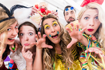 Leute auf Party an Silvester oder Karneval