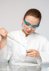 Naklejka premium Young female tech or scientist loads sample