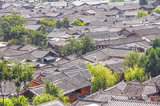  Features of traditional Chinese roofs at the old town of Lijiang city, Yunnan, China.