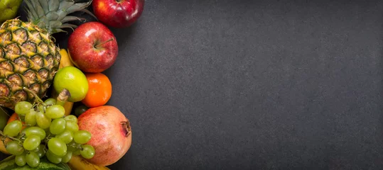 Abwaschbare Fototapete Früchte Früchte auf Steinarbeitsplatte und leerer Platz für Ihren Text