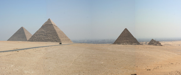 Fototapeta na wymiar panorama des pyramides du plateau de gizeh