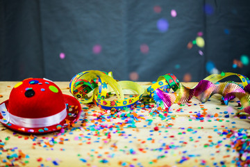 Hut mit Luftschlangen und fliegenden Konfetti