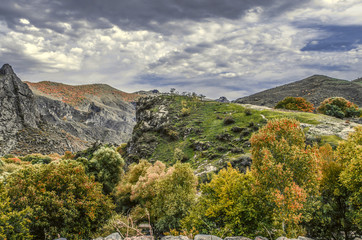 Obraz premium Mountain landscape in autumn day &nbsp;and heavy, hurricane&nbsp;clouds in darkened sky