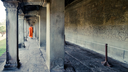 Obraz premium Siem Reap, Cambodia, December 06, 2015: Monk walking at Angkor Wat