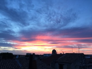 Naklejka na ściany i meble Le soleil se couche sur Arles