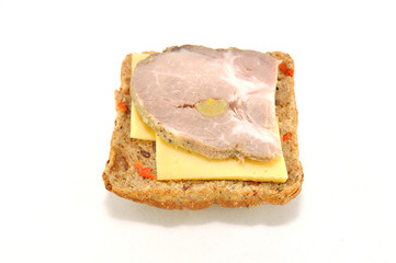 Бутерброд с мясом и сыром на белом фоне