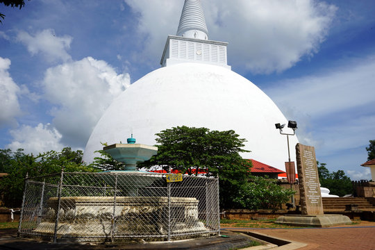 Fountain and Mirisawetiya Stupa