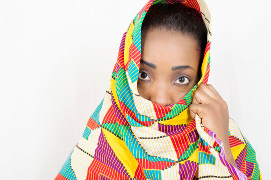  belle femme africaine  avec un voile  sur le visage et montrant ses yeux.
