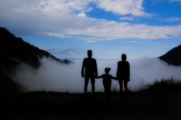 Family on top of the mountain - obrazy, fototapety, plakaty