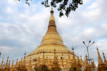 Naklejka premium Shwedaonbagoda