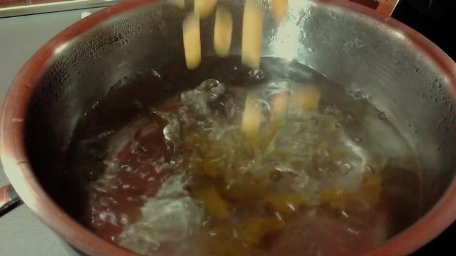 Scola la pasta al rallentatore in cucina
