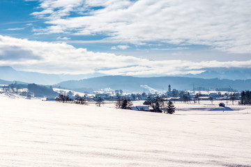 Schnee und Eis liegen über dem bayrischem Voralpenland