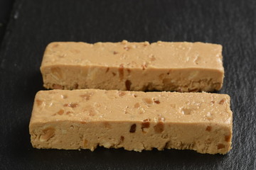 Turrón blando cortado en un plato de piedra negro